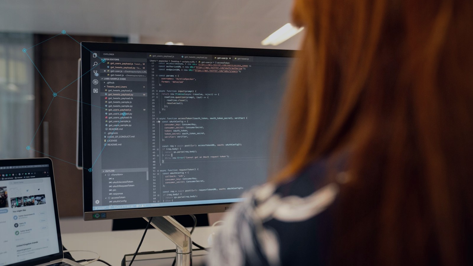 Ingeniera de software revisando código en un entorno profesional